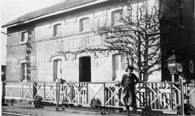 Chenois-Latour- la maisonnette + dame- .jpg